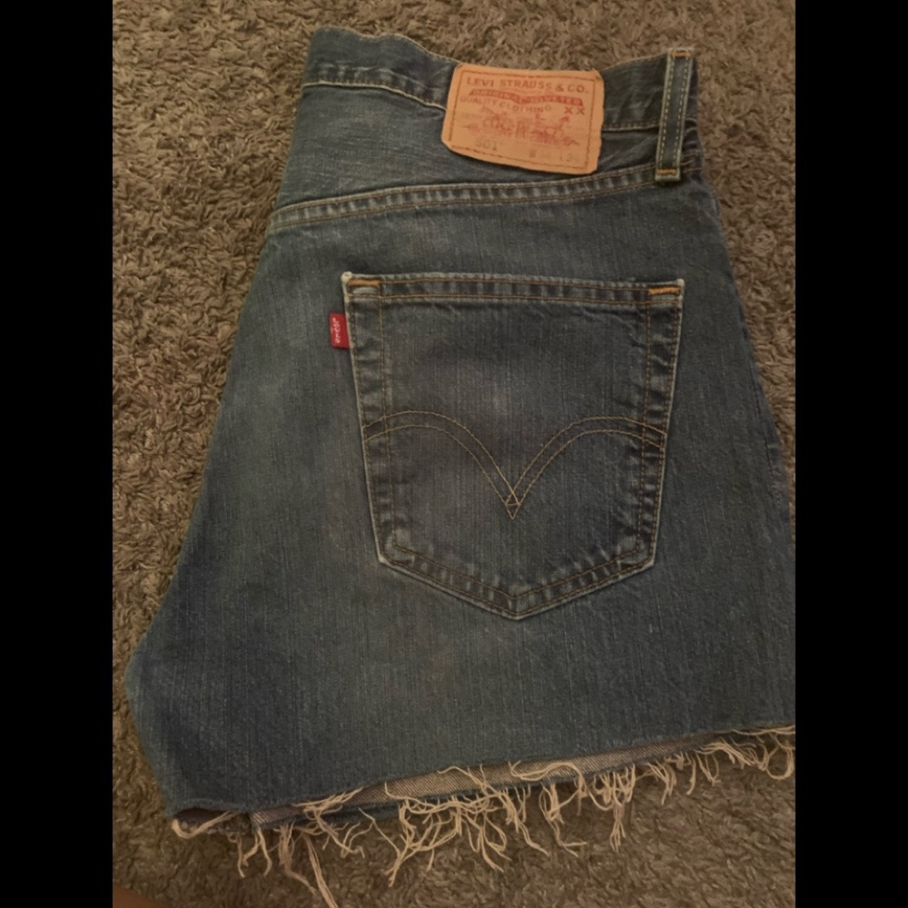 501 Levi’s cut off shorts